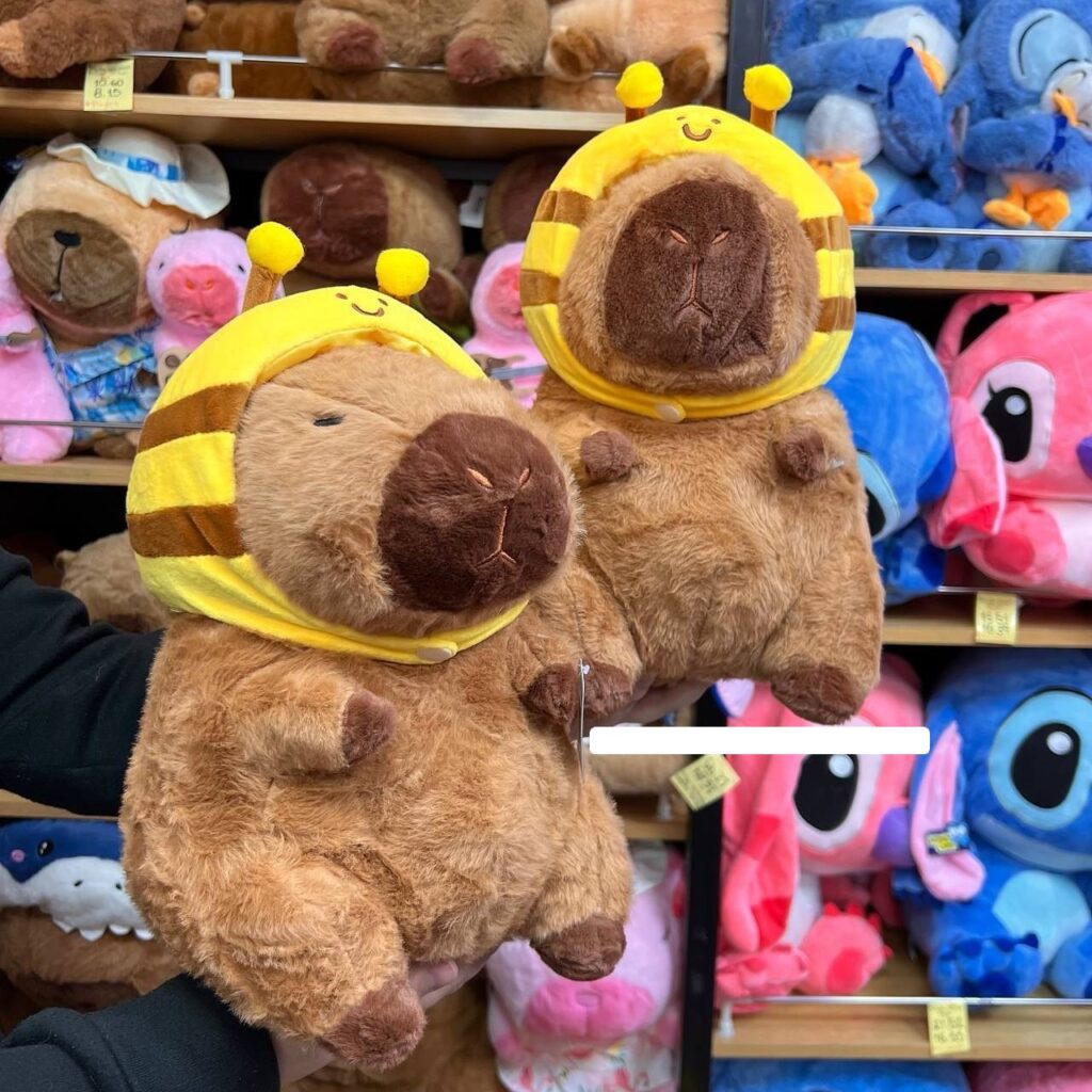 Peluche de Capibara con Capucha de Abeja