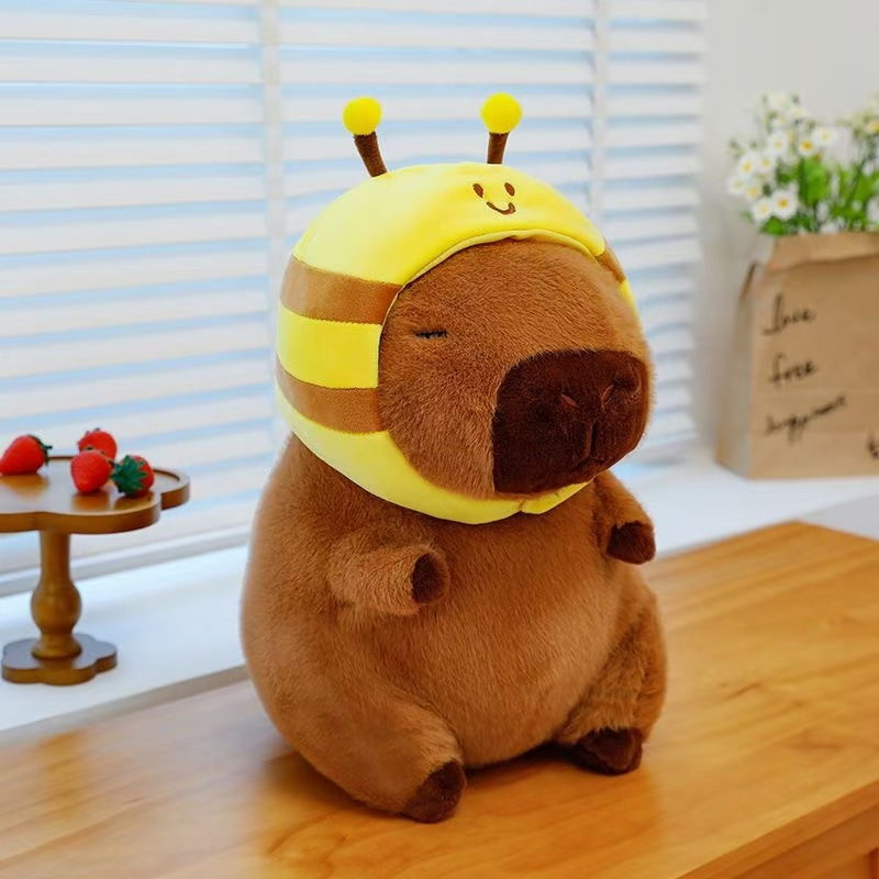 Peluche de Capibara con Capucha de Abeja