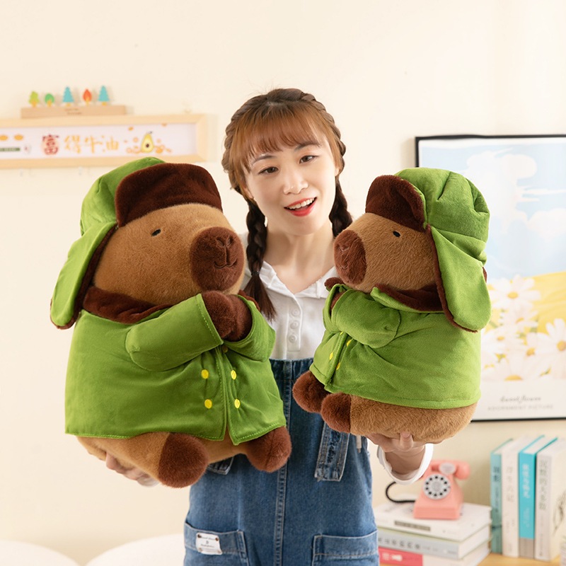 Peluche de Capibara con Abrigo Militar