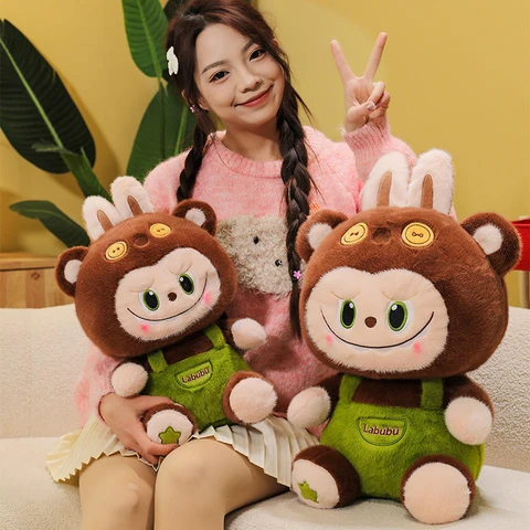 Peluche Labubu Chocolate con Overol Verde