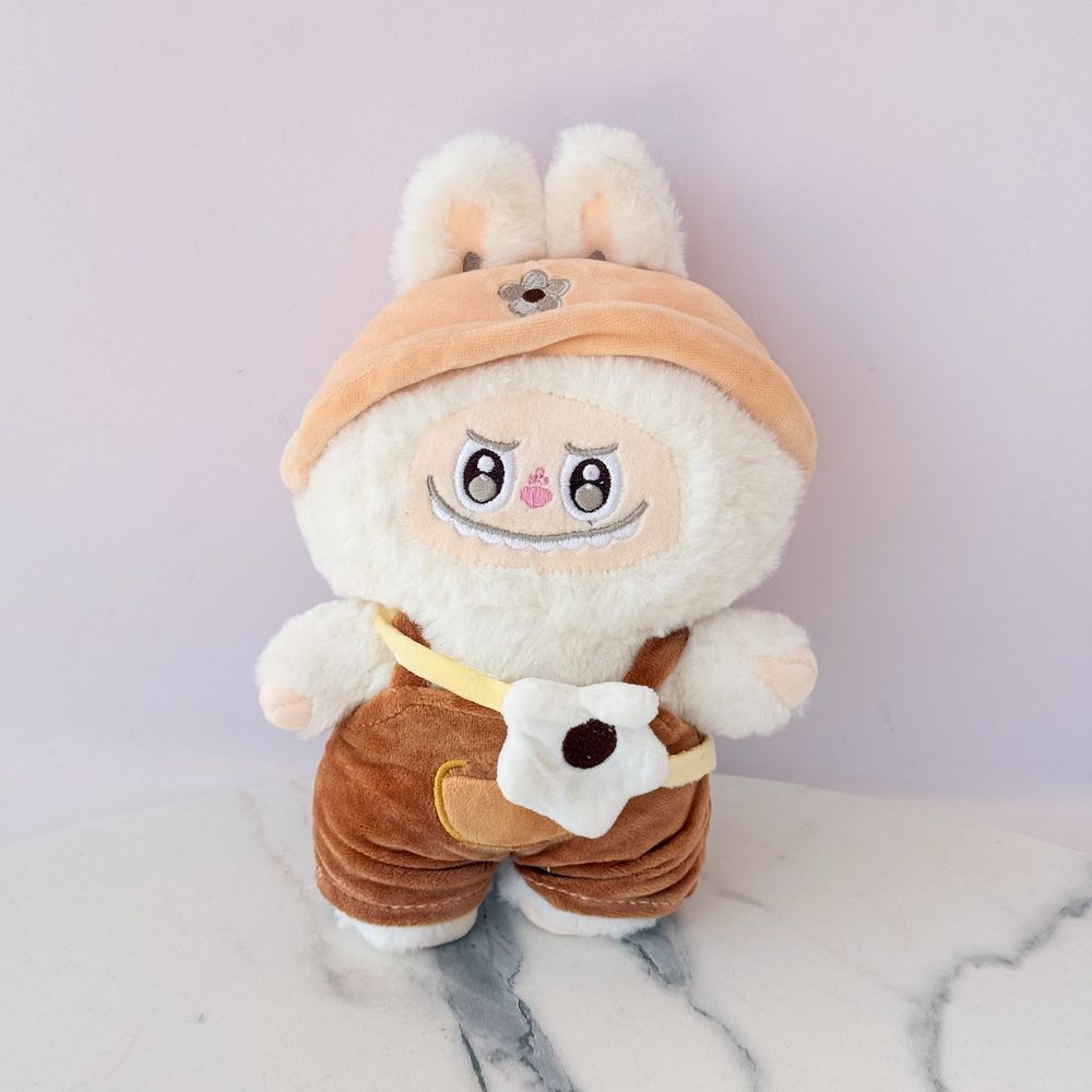 Peluche Labubu con Overol y Sombrero