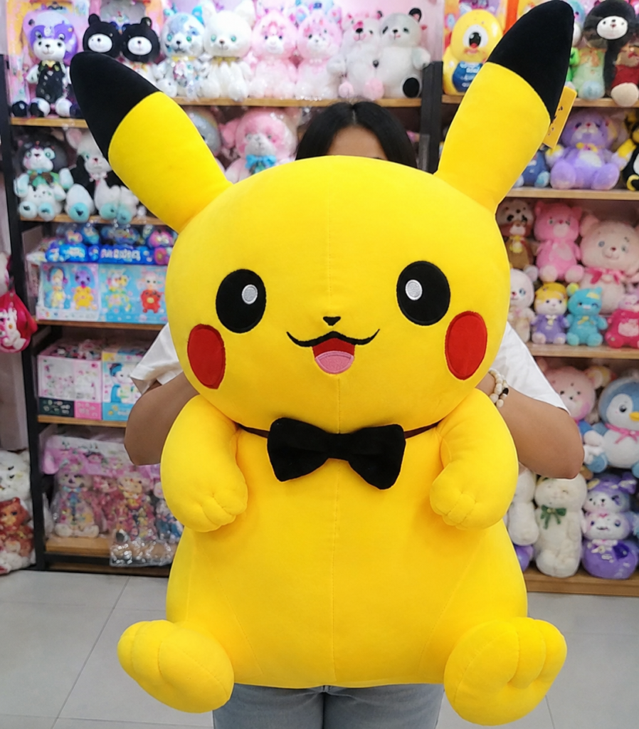 Peluche Grande de Pikachu con corbatín negro