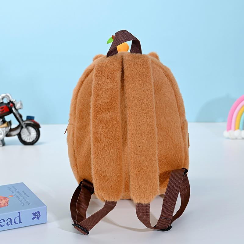Mochilita de Peluche de Capibara Tímido